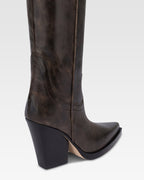 Botas tejanas de piel de efecto <<vintage>> de color negro.
