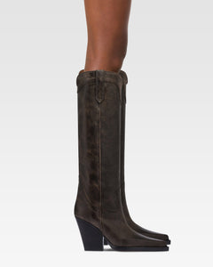 Botas tejanas de piel de efecto <<vintage>> de color negro.