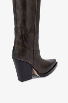 Botas tejanas de piel de efecto <<vintage>> de color negro.