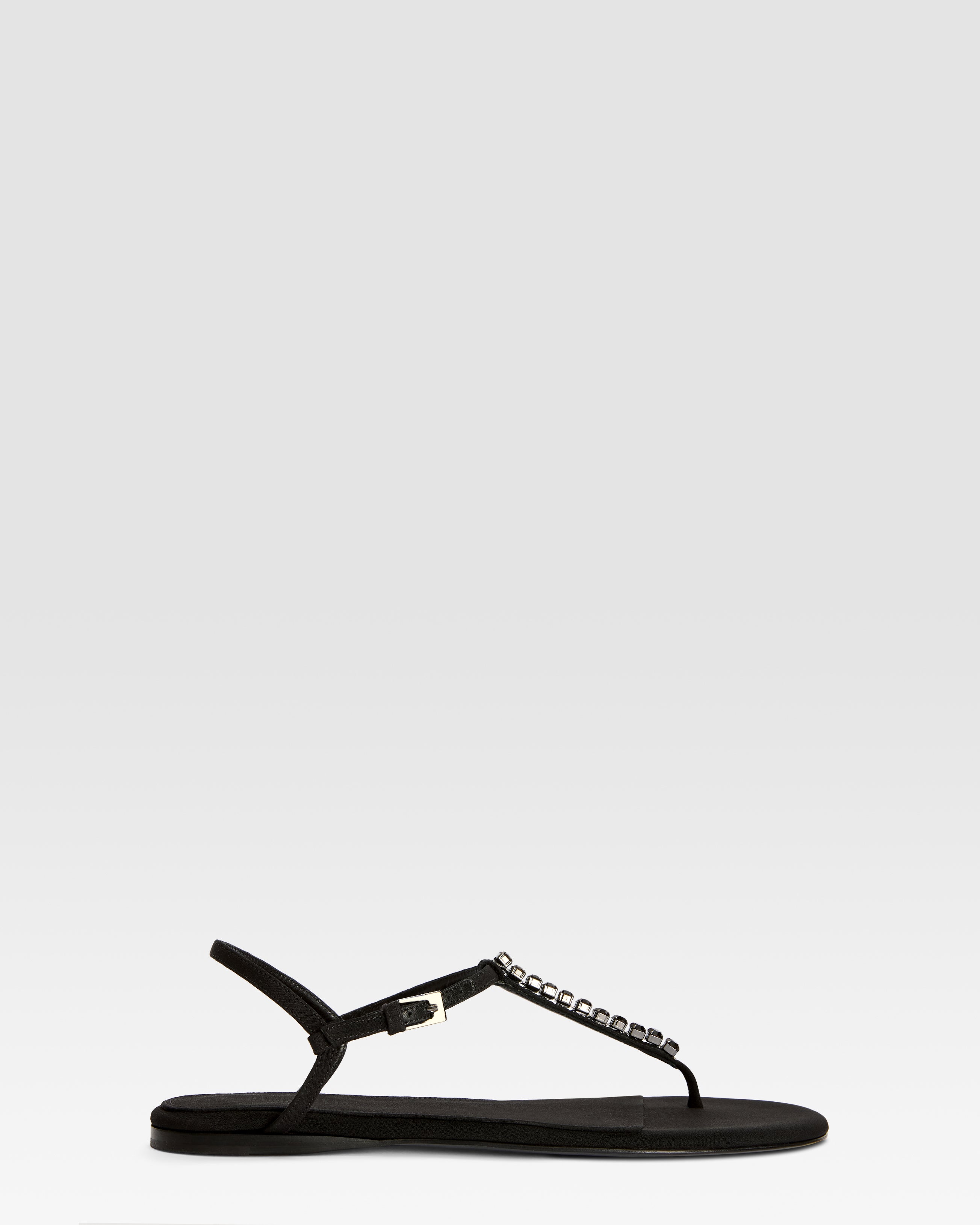 Flache Sandalen aus schwarzem Crepe Sa-tin mit Nietendetails