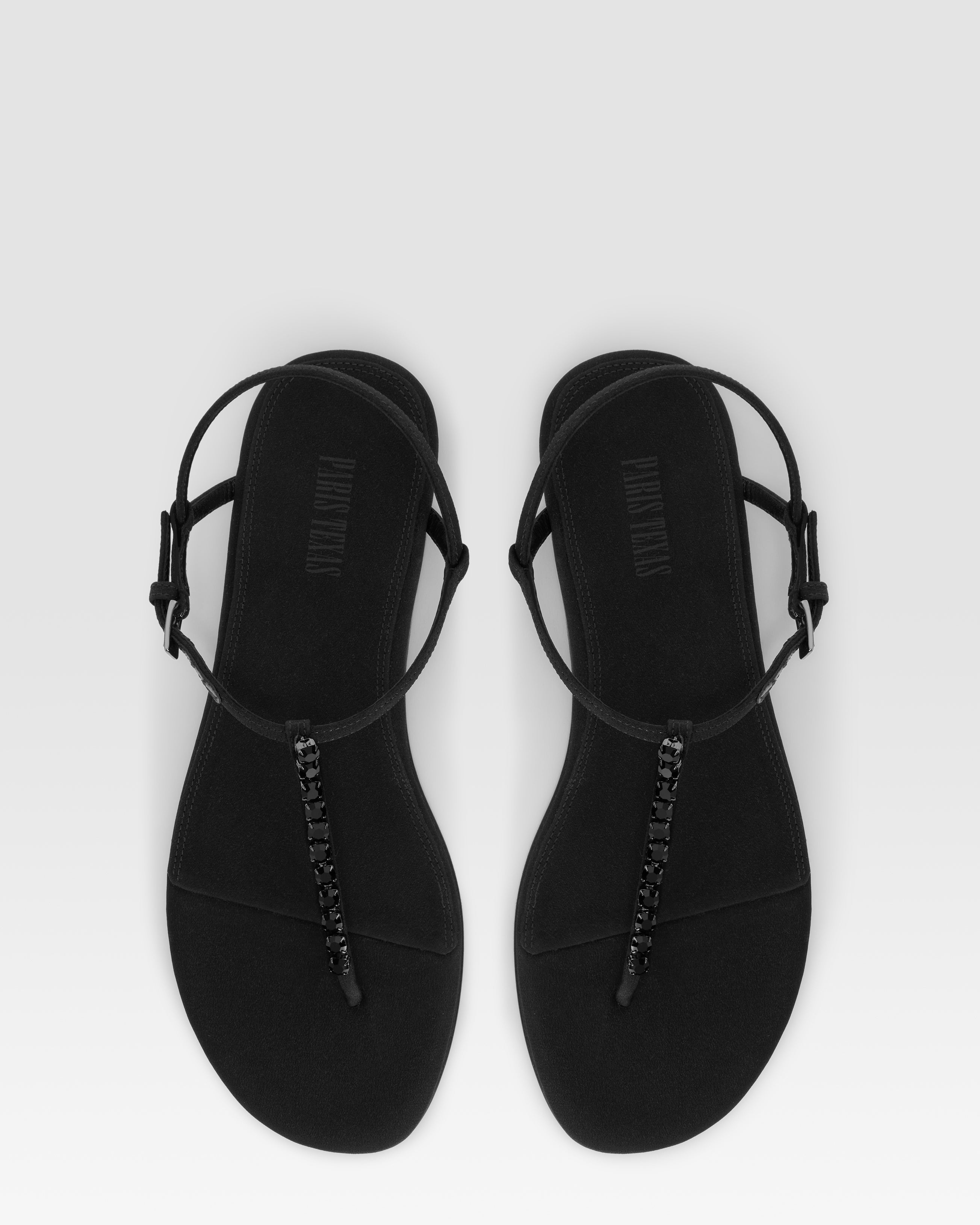 Flache Sandalen aus schwarzem Crepe Sa-tin mit Nietendetails