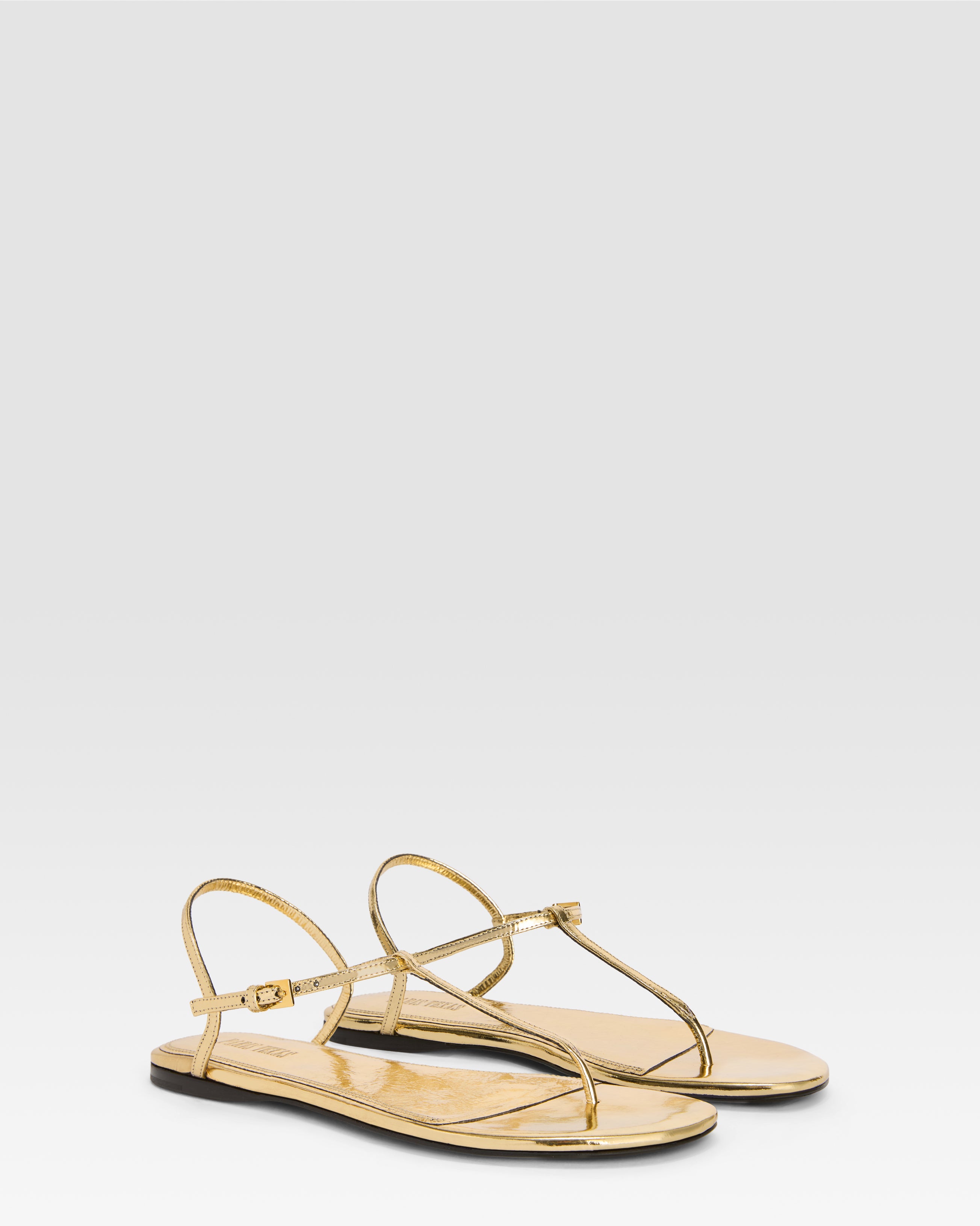 Flache Sandalen aus goldfarbenem Plissee-Leder mit Metallic-Effekt