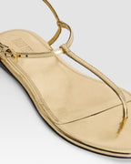 Flache Sandalen aus goldfarbenem Plissee-Leder mit Metallic-Effekt