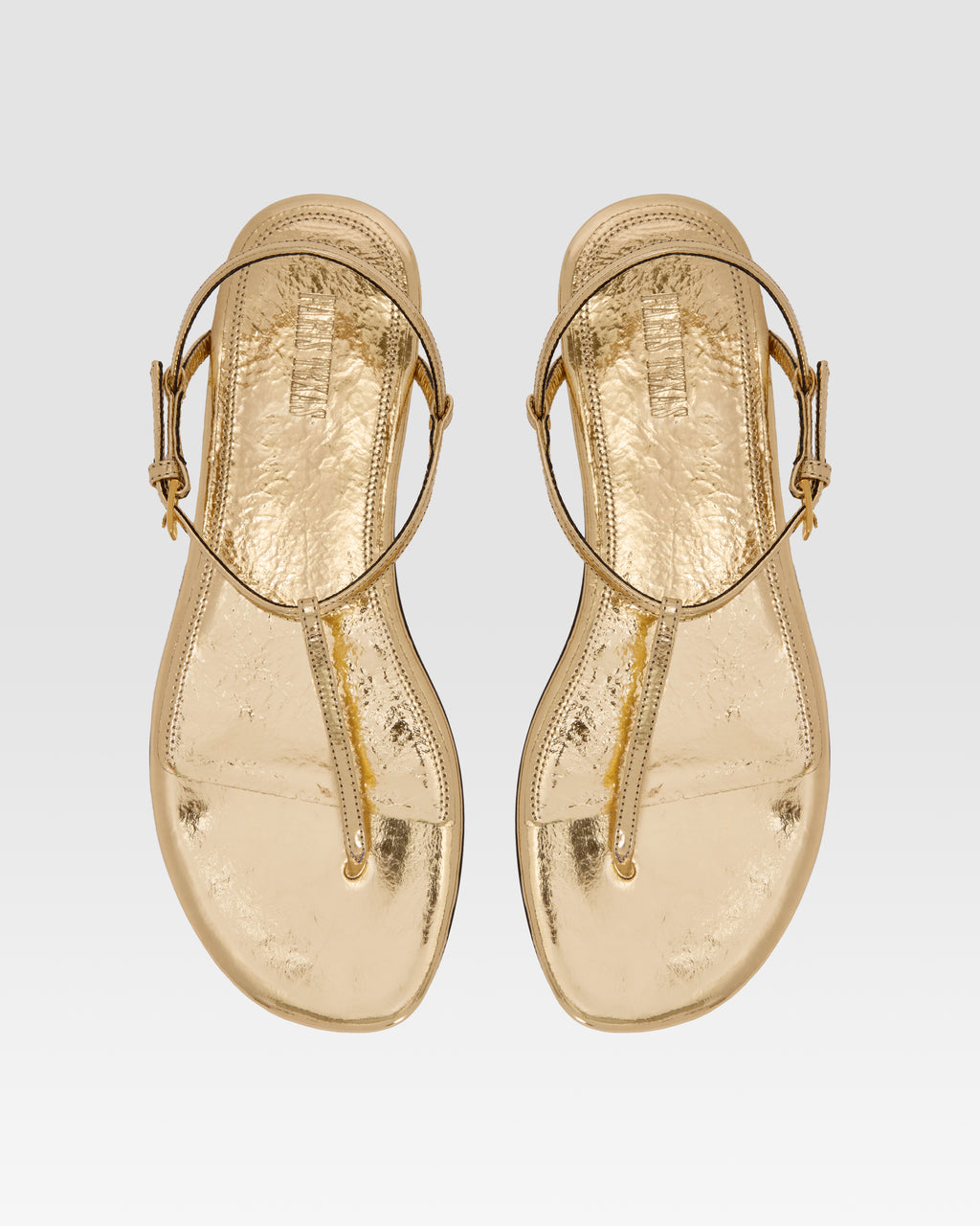 Flache Sandalen aus goldfarbenem Plissee-Leder mit Metallic-Effekt