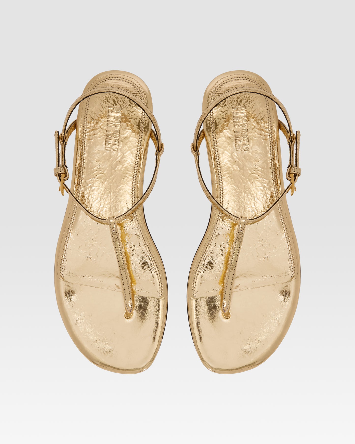 Sandales plates en cuir plisse a effet metallise dore