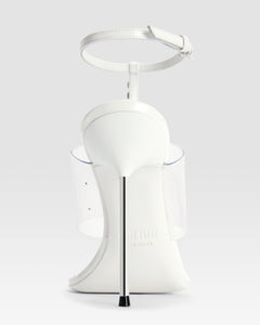 Sandali a T in vernice bianco ottico con castoni ricamati