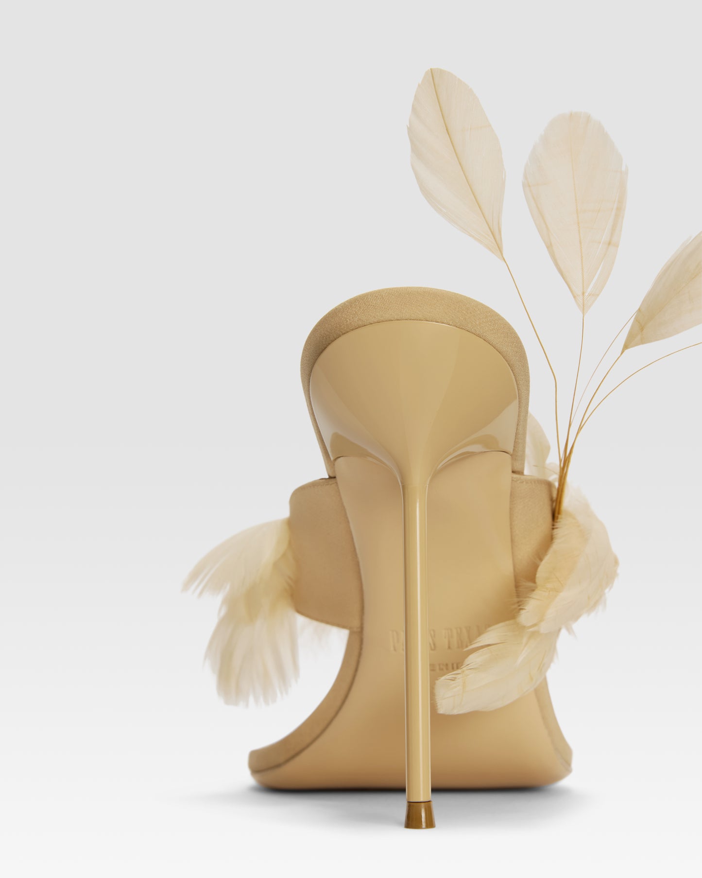 Mules tong en satin crepe couleur miel