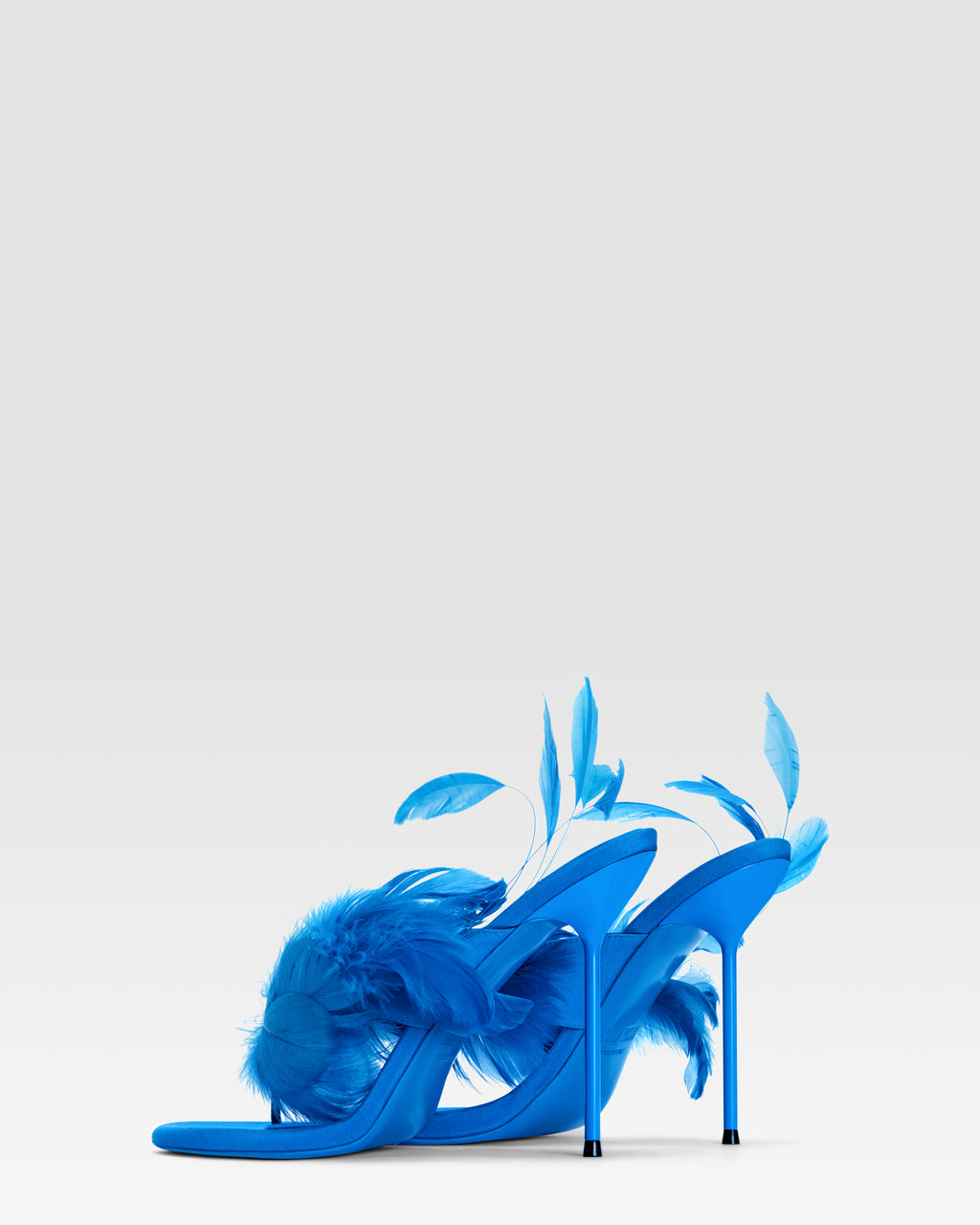 Zehensteg-Pantoletten aus turkisfarbenem Crepe Sa-tin