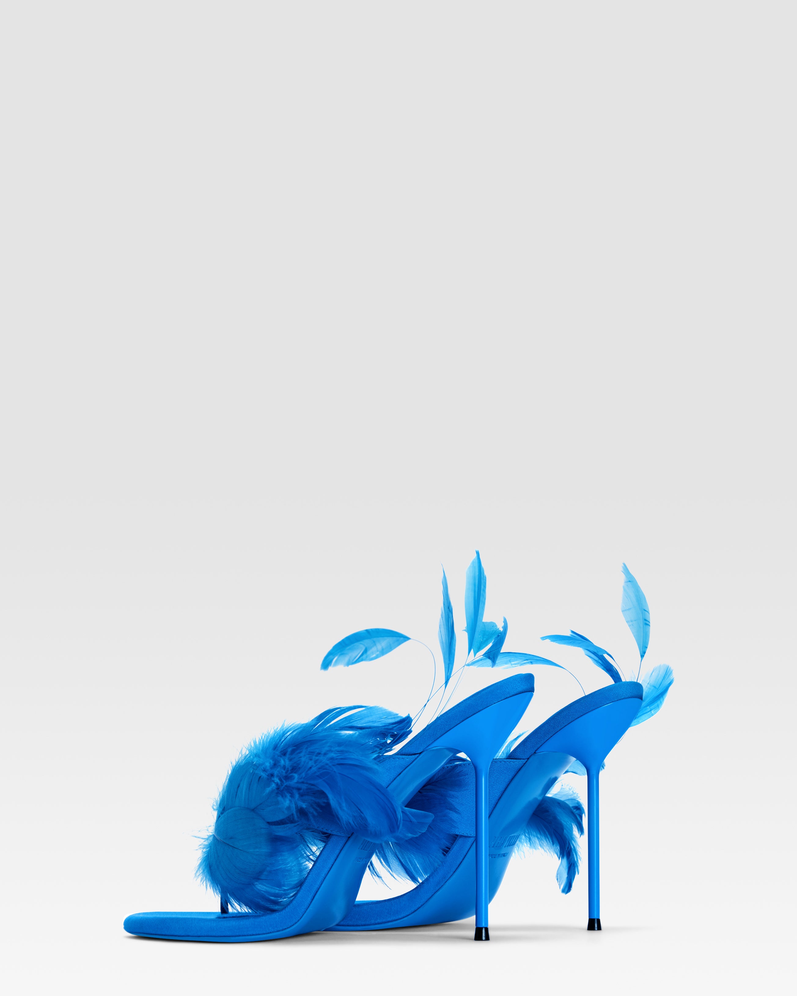 Zehensteg-Pantoletten aus turkisfarbenem Crepe Sa-tin