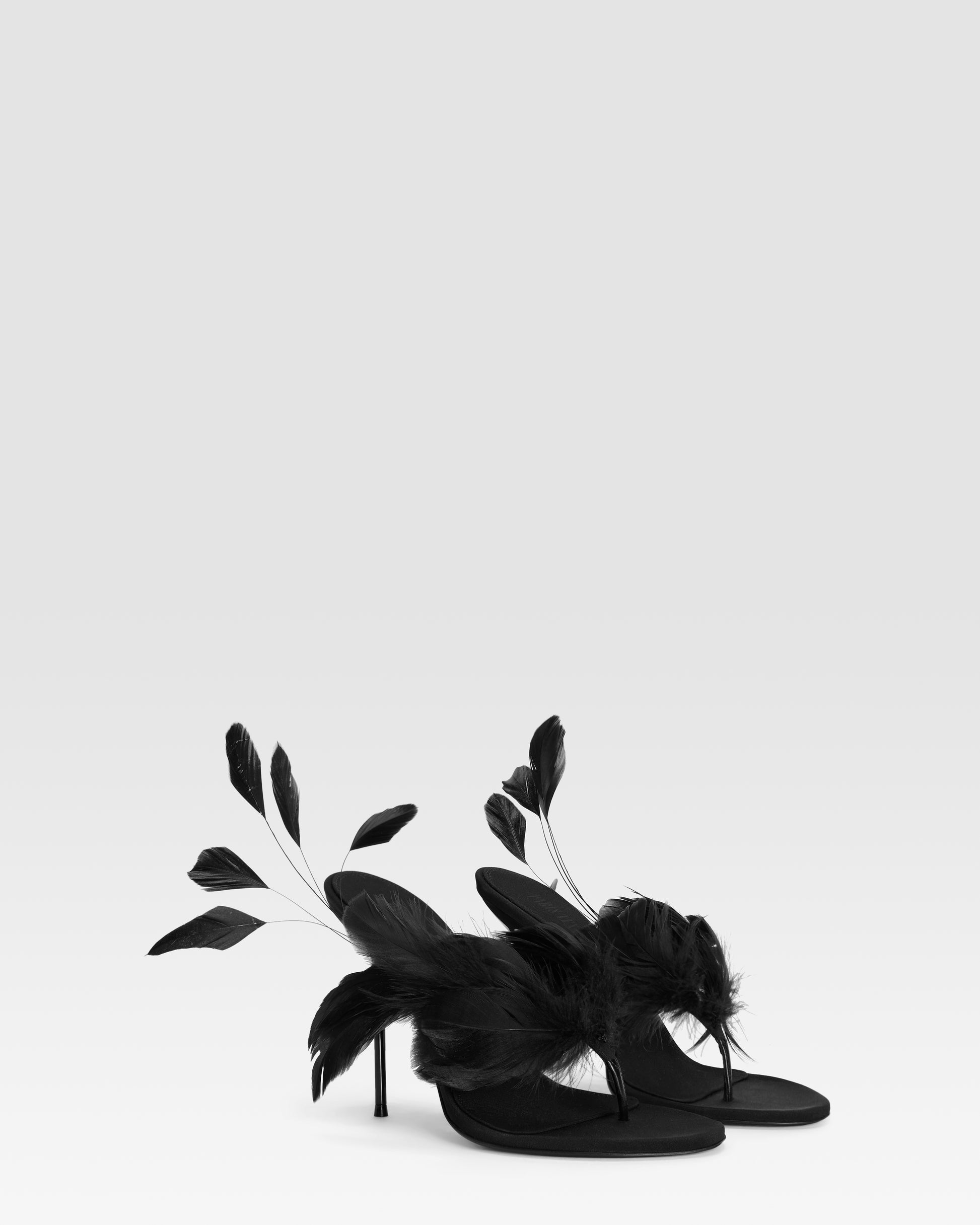 Mules tong en satin crepe noir