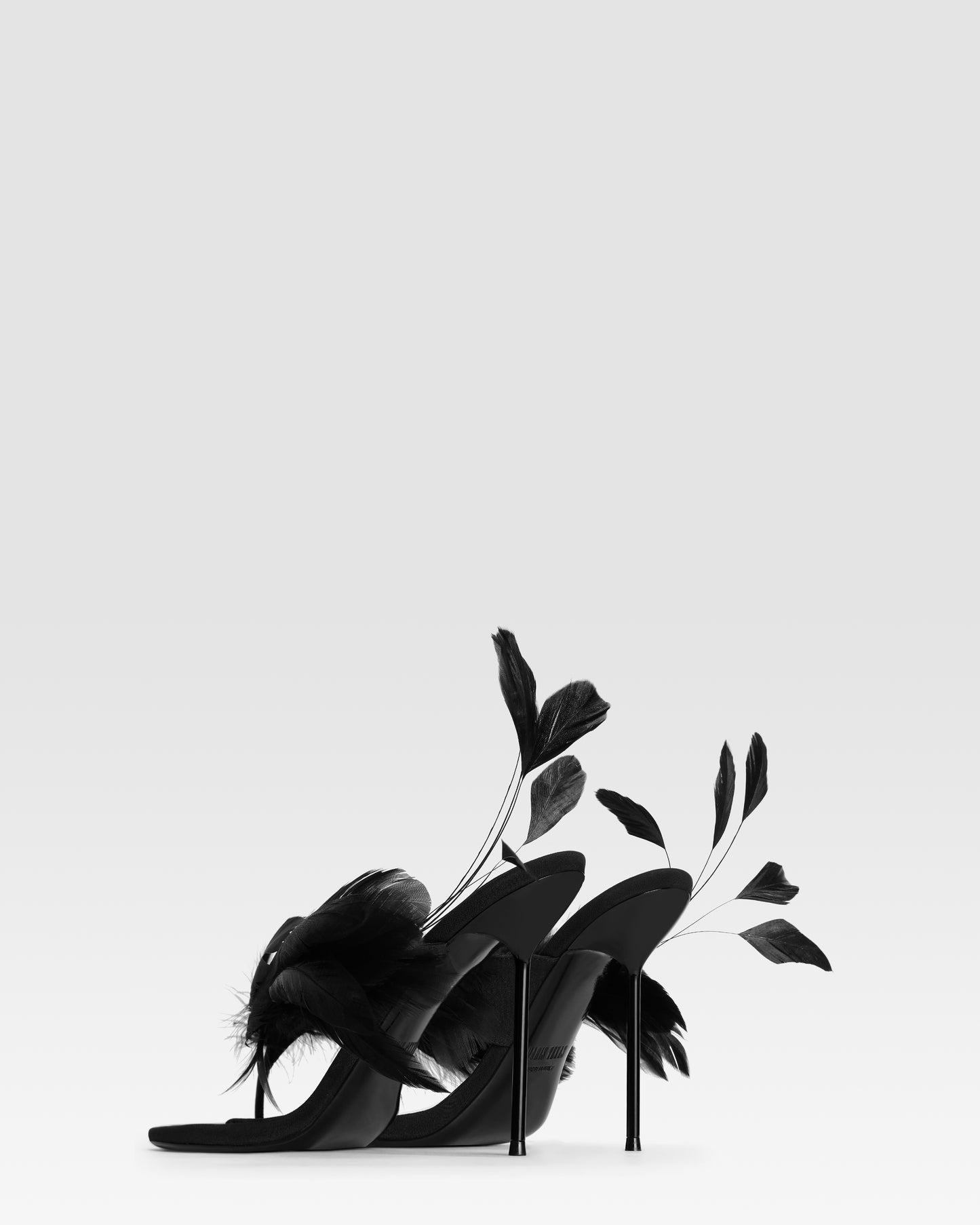 Mules tong en satin crepe noir