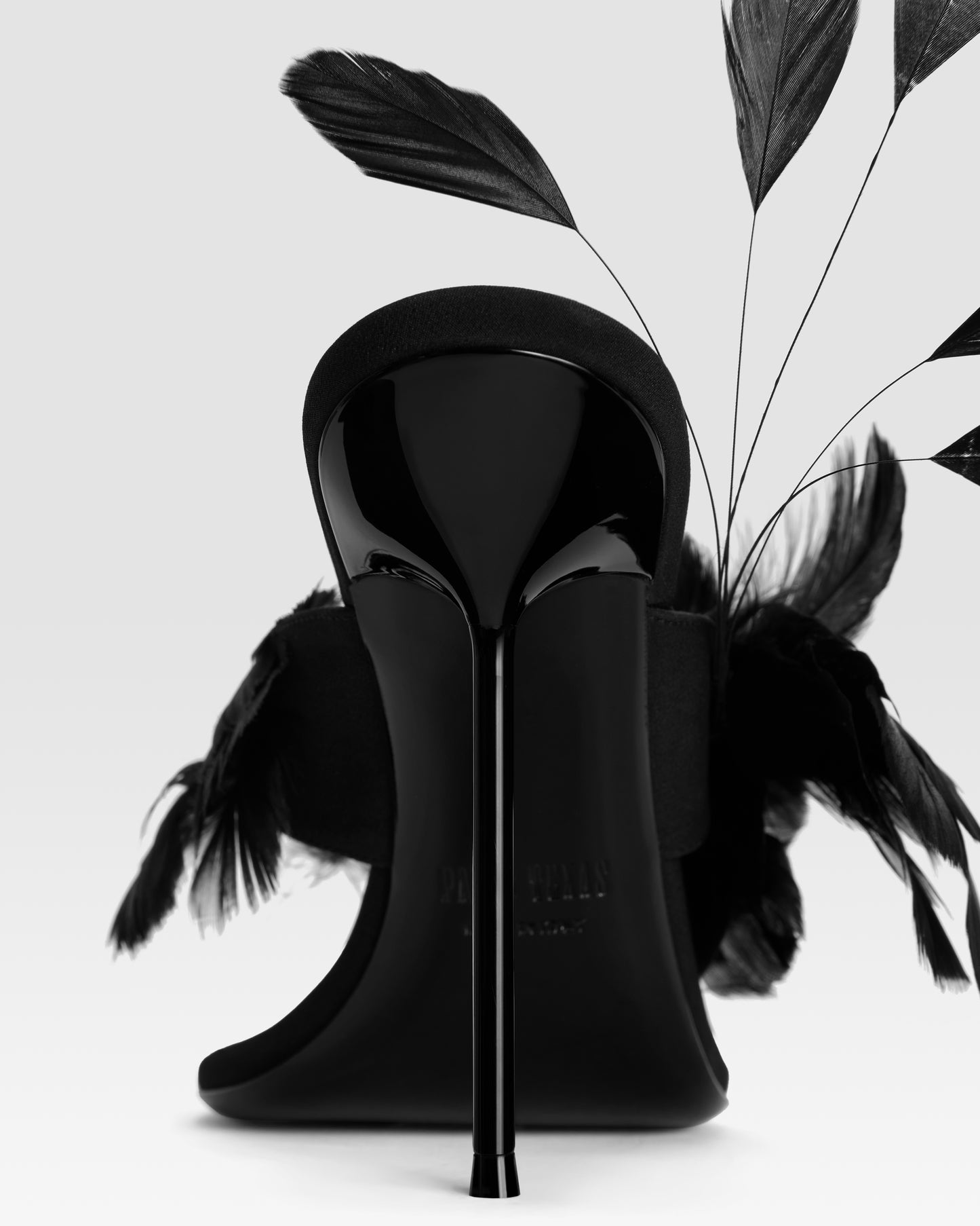 Mules tong en satin crepe noir