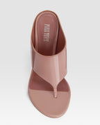 Thong mules in Texas rose patent leather