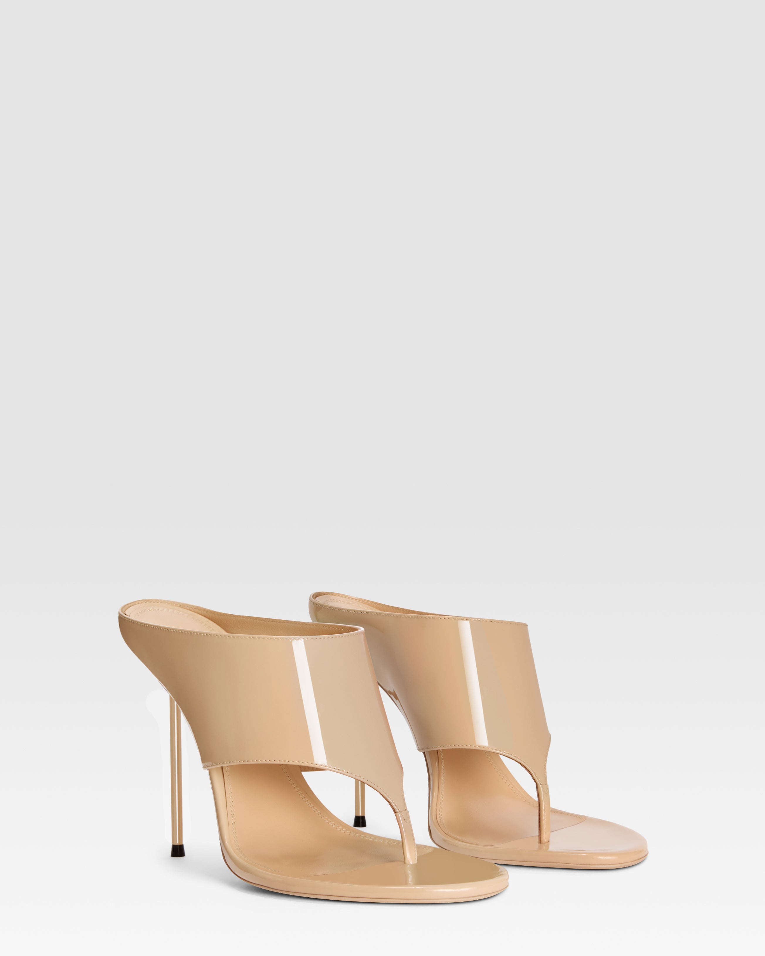 Thong mules in honey patent leather
