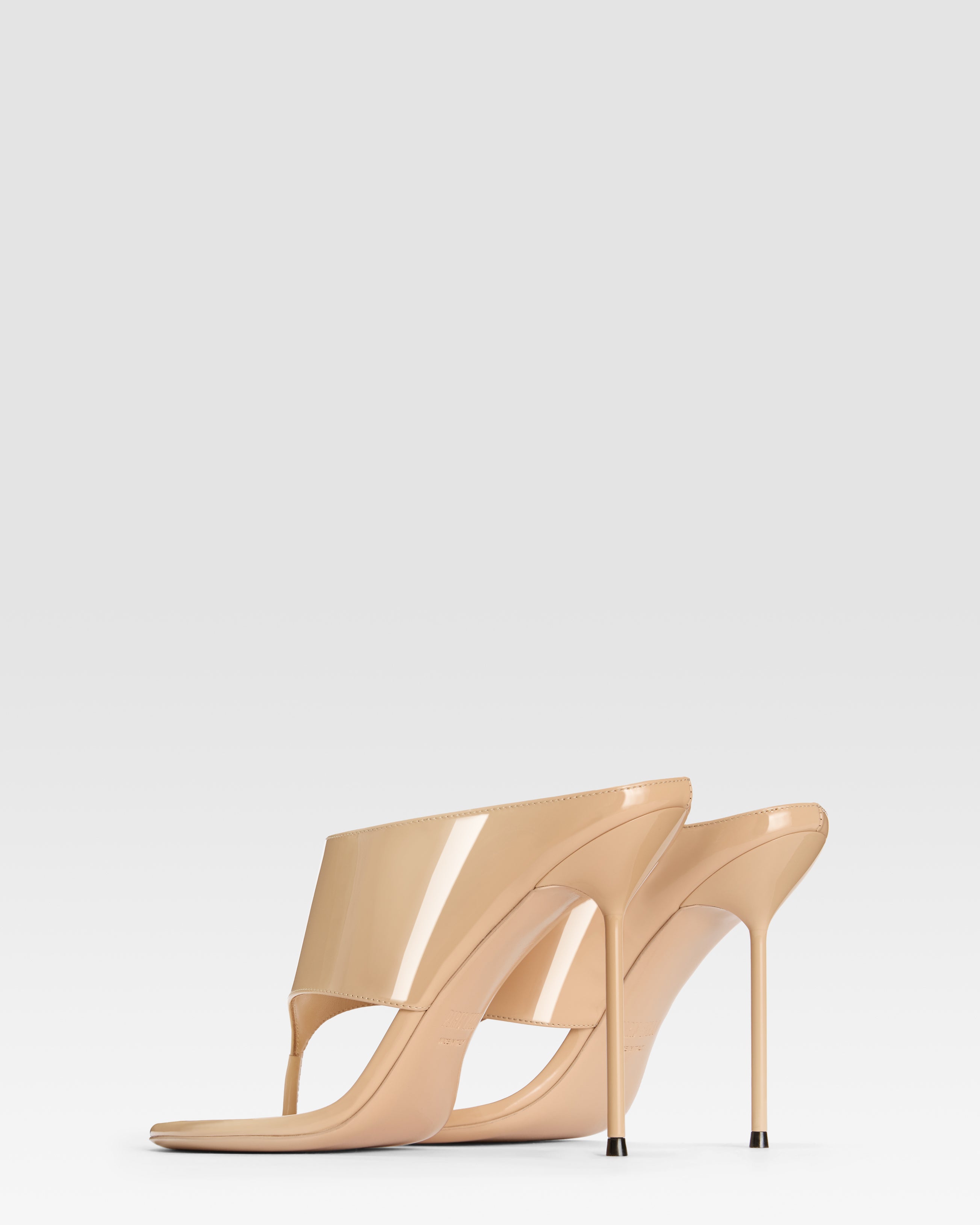 Thong mules in honey patent leather