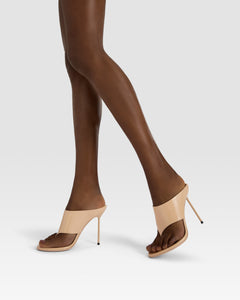 Thong mules in honey patent leather