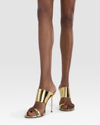 Zehensteg-Pantoletten mit Ring aus goldfarbenem Leder mit Spiegeleffekt