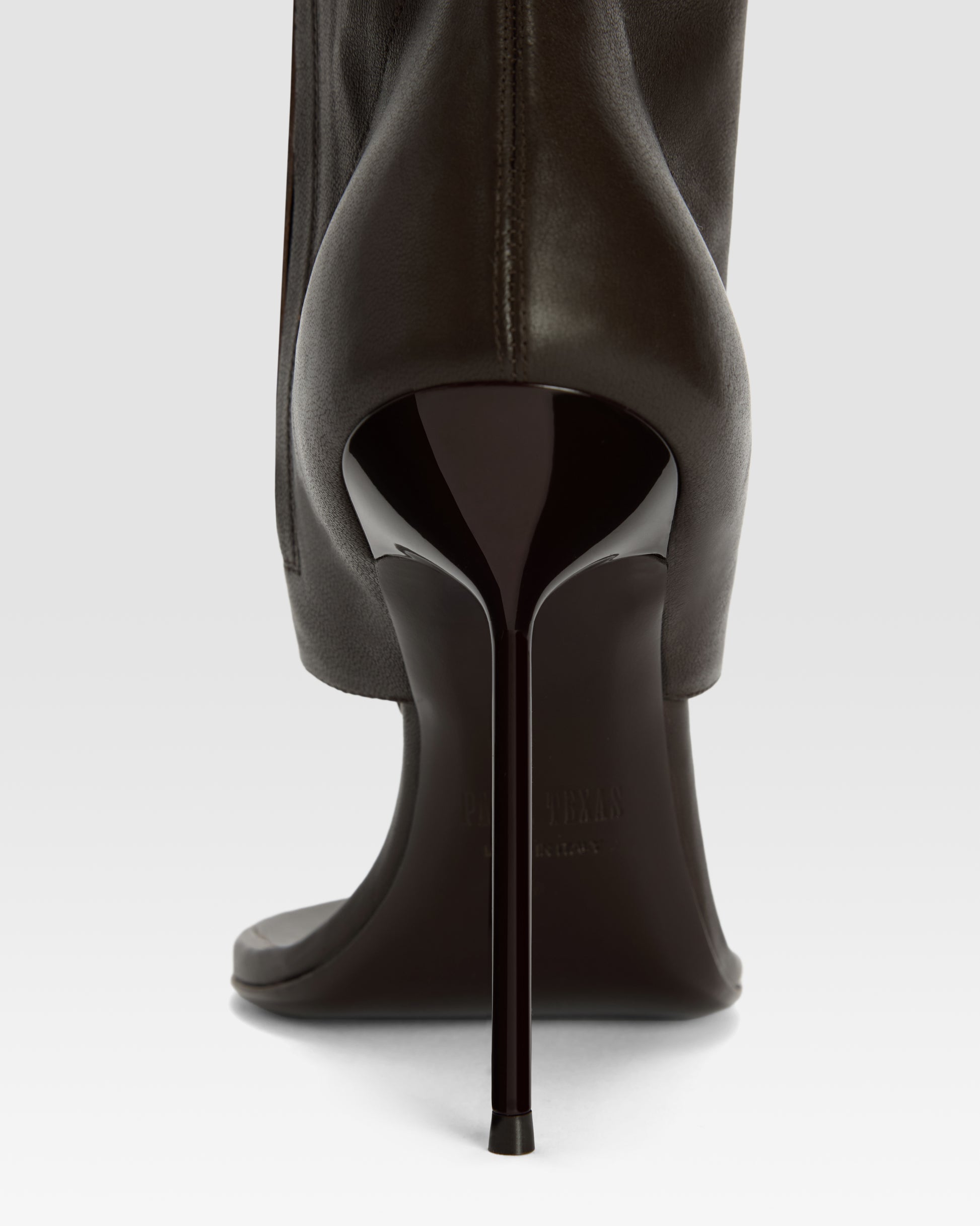 Thong boots in ebony stretch leather