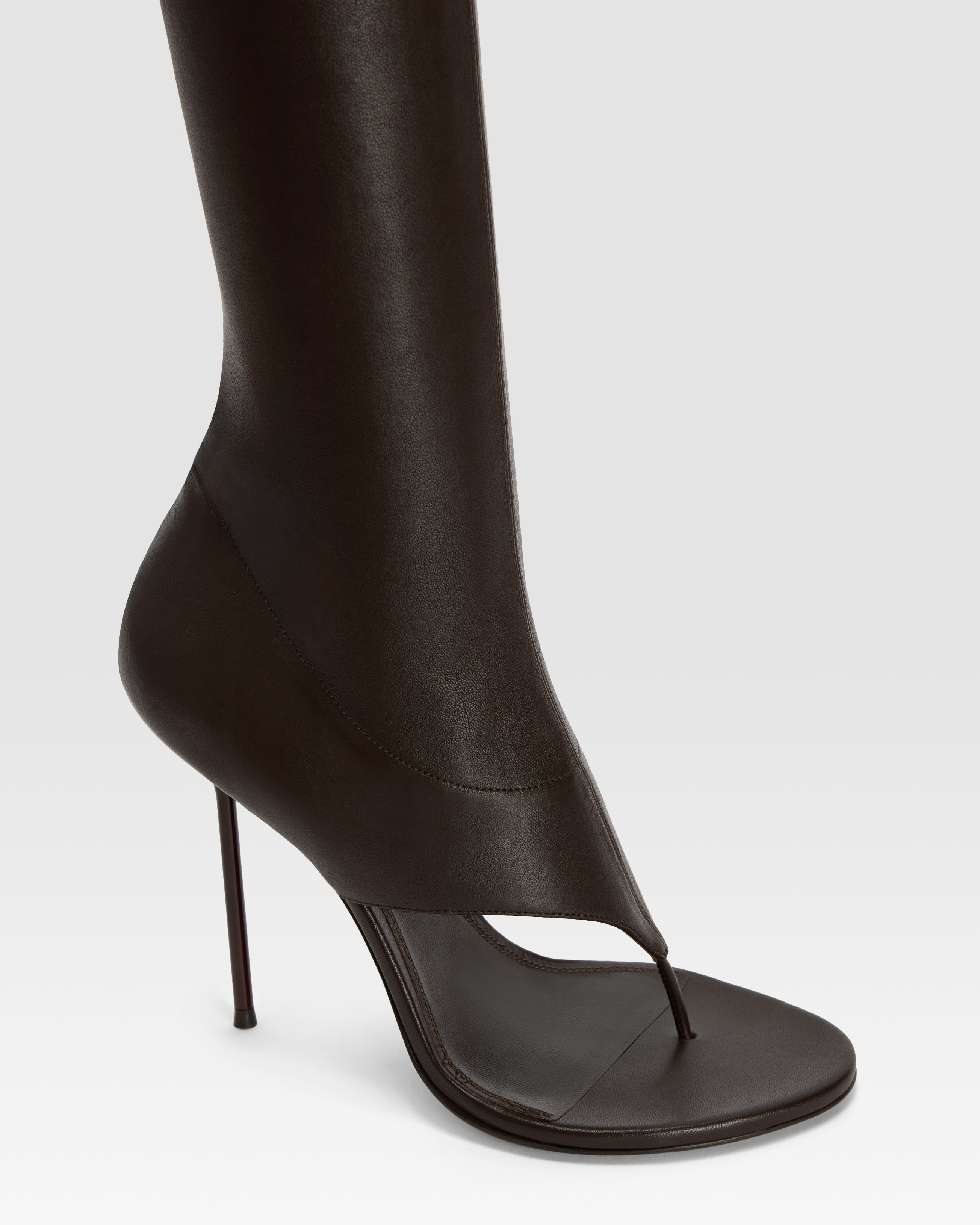 Thong boots in ebony stretch leather