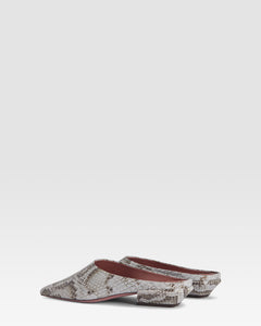 Zuecos de piel con estampado de serpiente de color vaquero