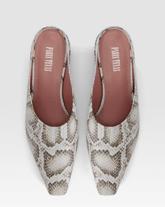 Zuecos de piel con estampado de serpiente de color vaquero