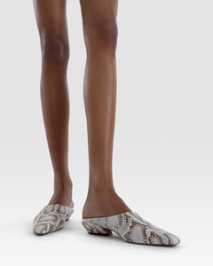 Zuecos de piel con estampado de serpiente de color vaquero