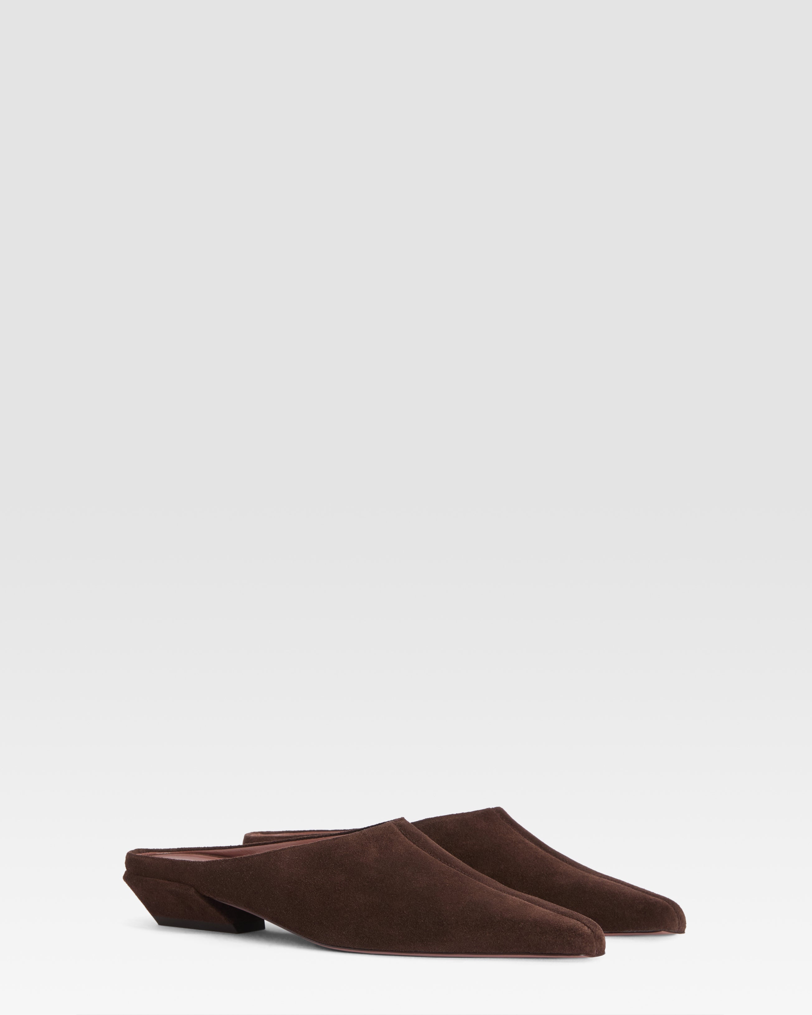 Sabots aus tiefschwarzem Kalbsveloursleder