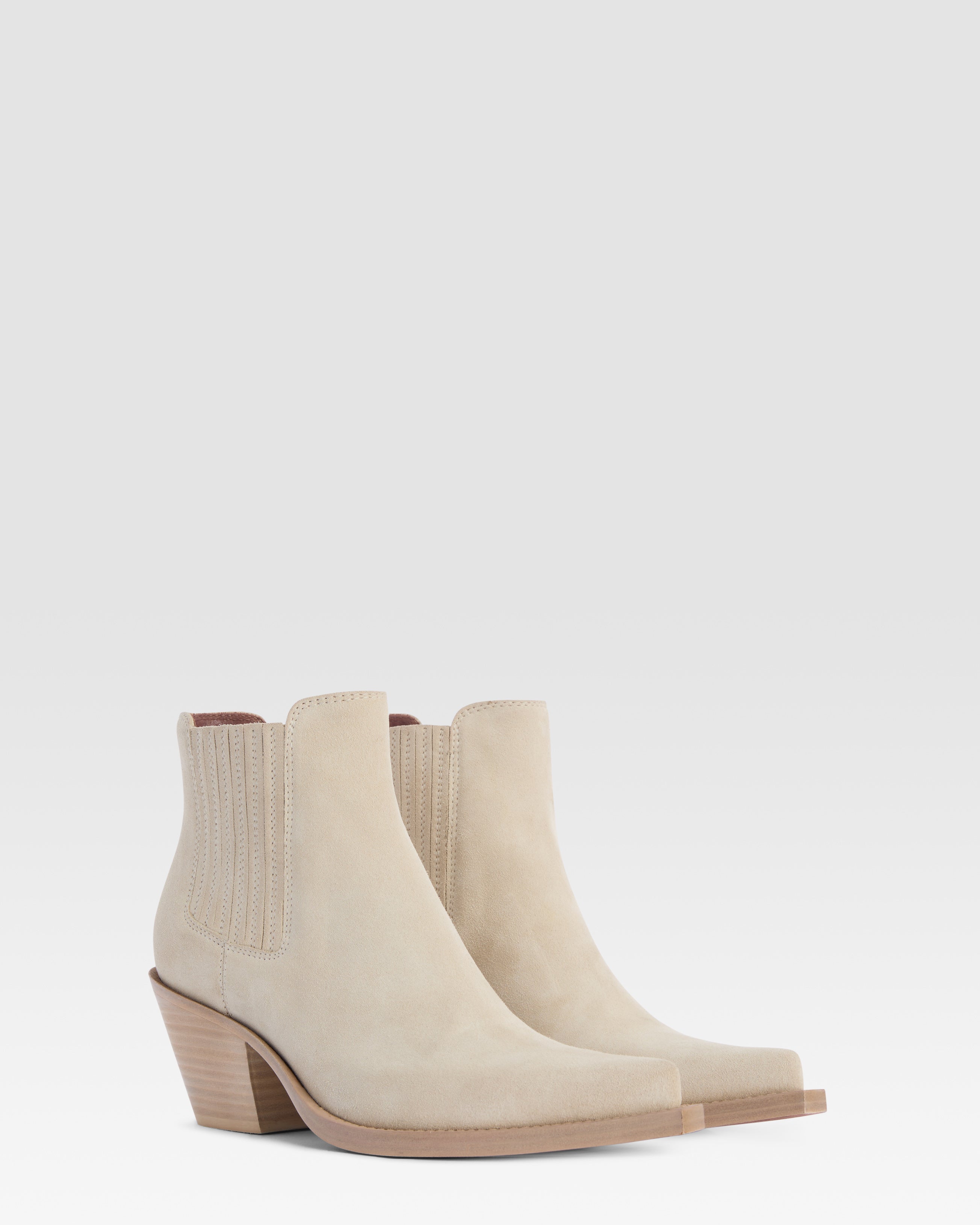 Botines tejanos de piel de ante de becerro de color angora