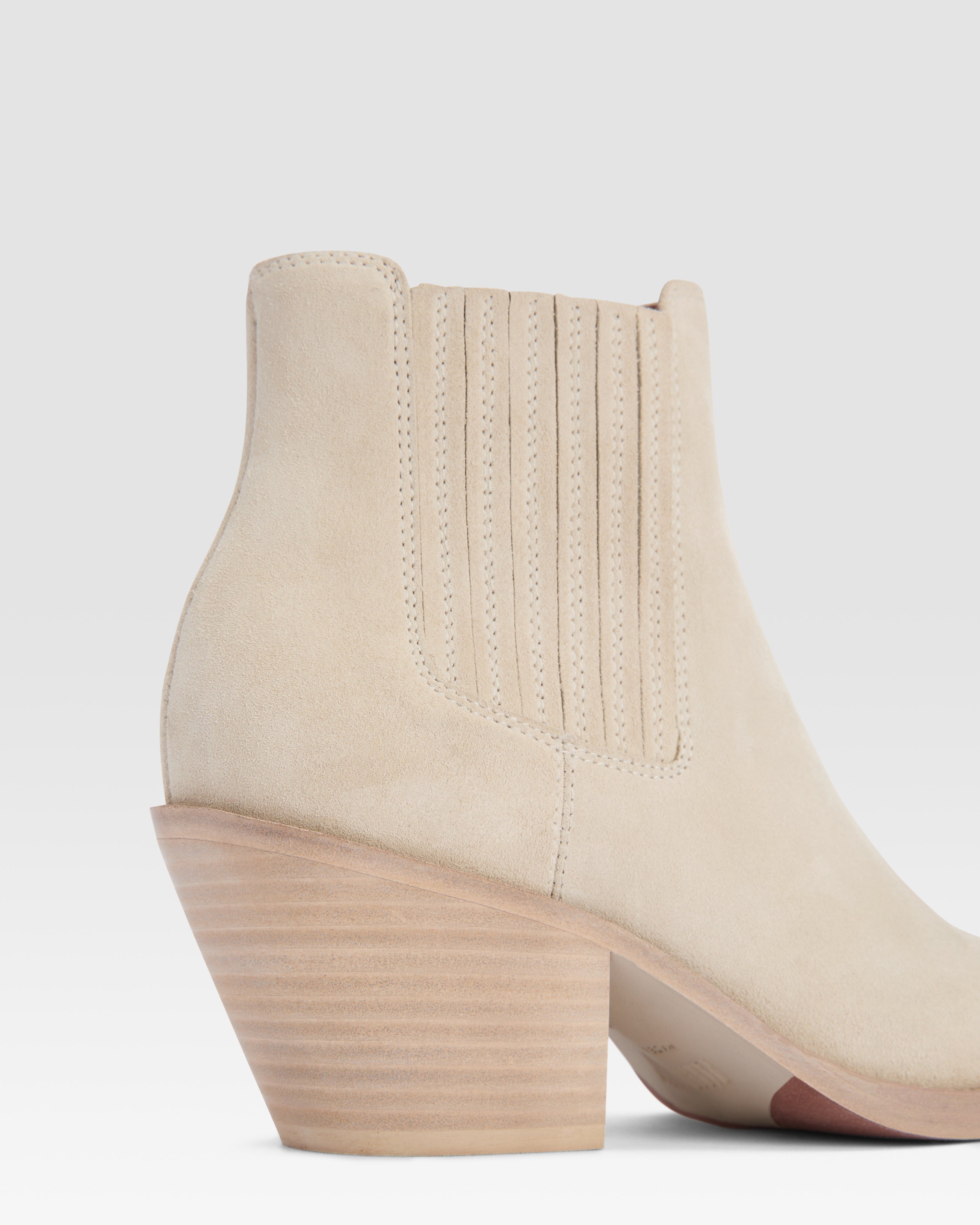 Botines tejanos de piel de ante de becerro de color angora