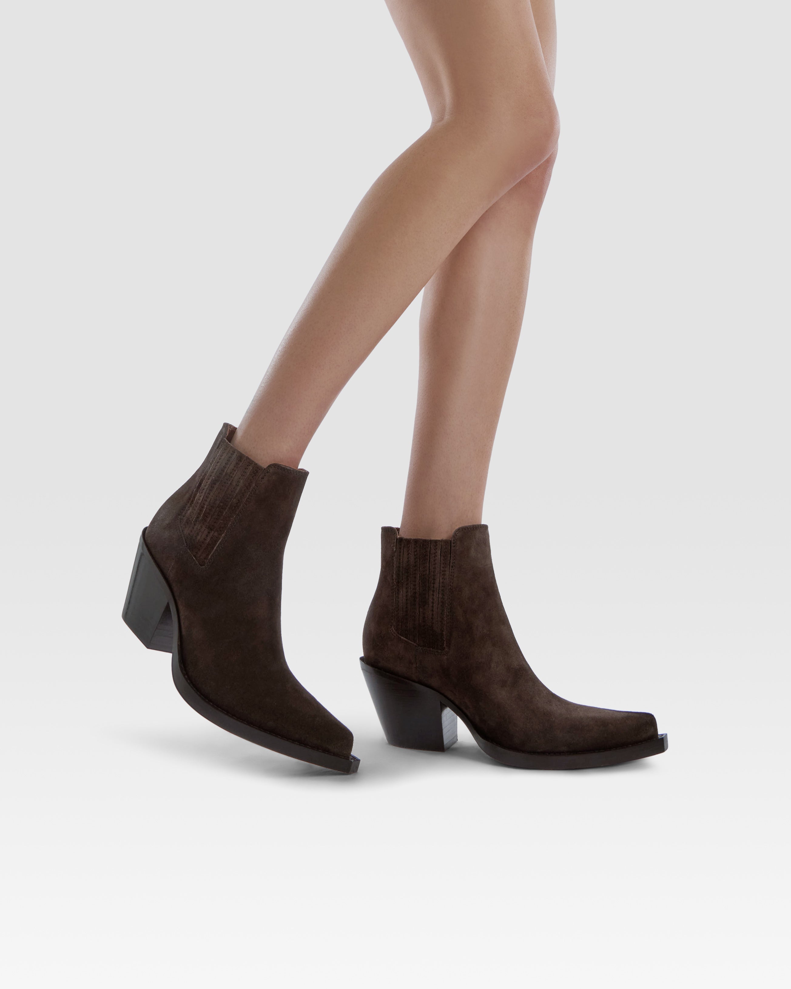 Botines tejanos de piel de ante de becerro de color ebano