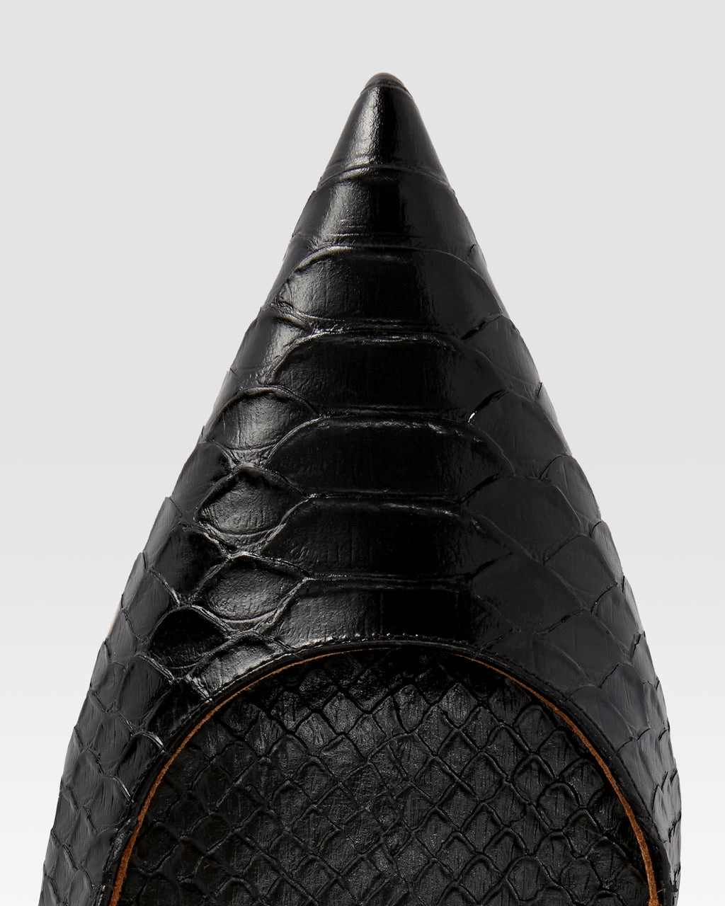 Zapatos de tacon de piel con estampado de serpiente de color negro