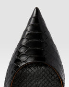 Zapatos de tacon de piel con estampado de serpiente de color negro