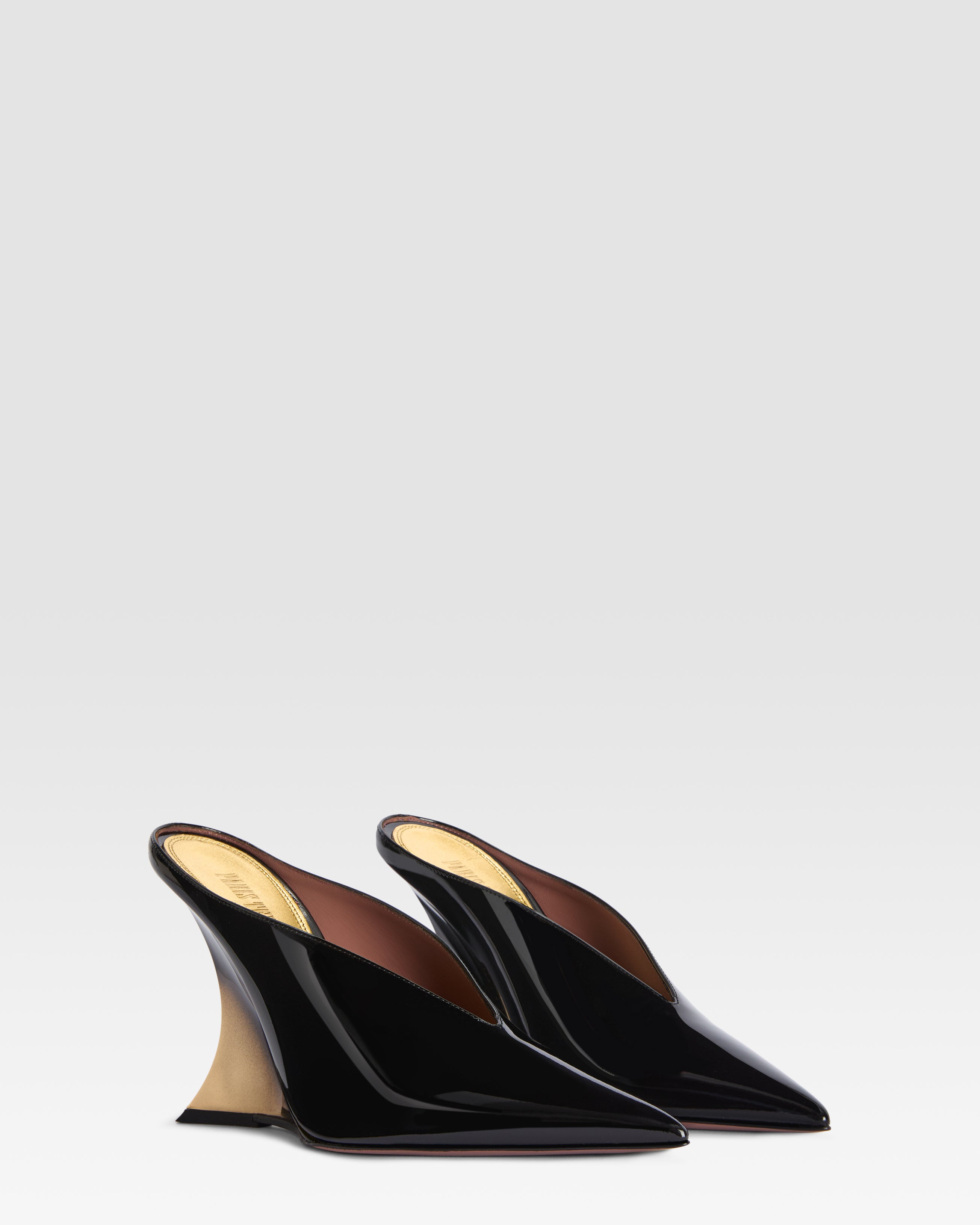 Sabots aus schwarzem und goldenem Lackleder
