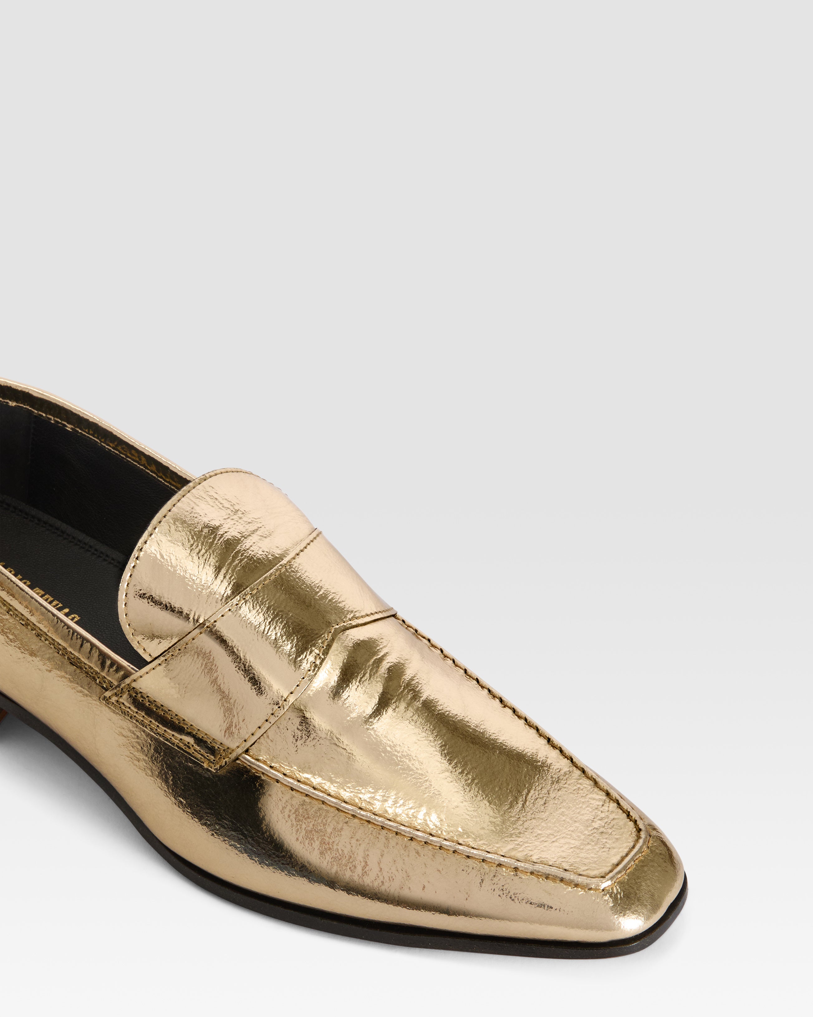 Loafer aus goldfarbenem Plissee-Leder mit Metallic-Effekt