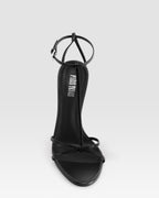 SANDALE BRIDES EN T EN CUIR VERNI