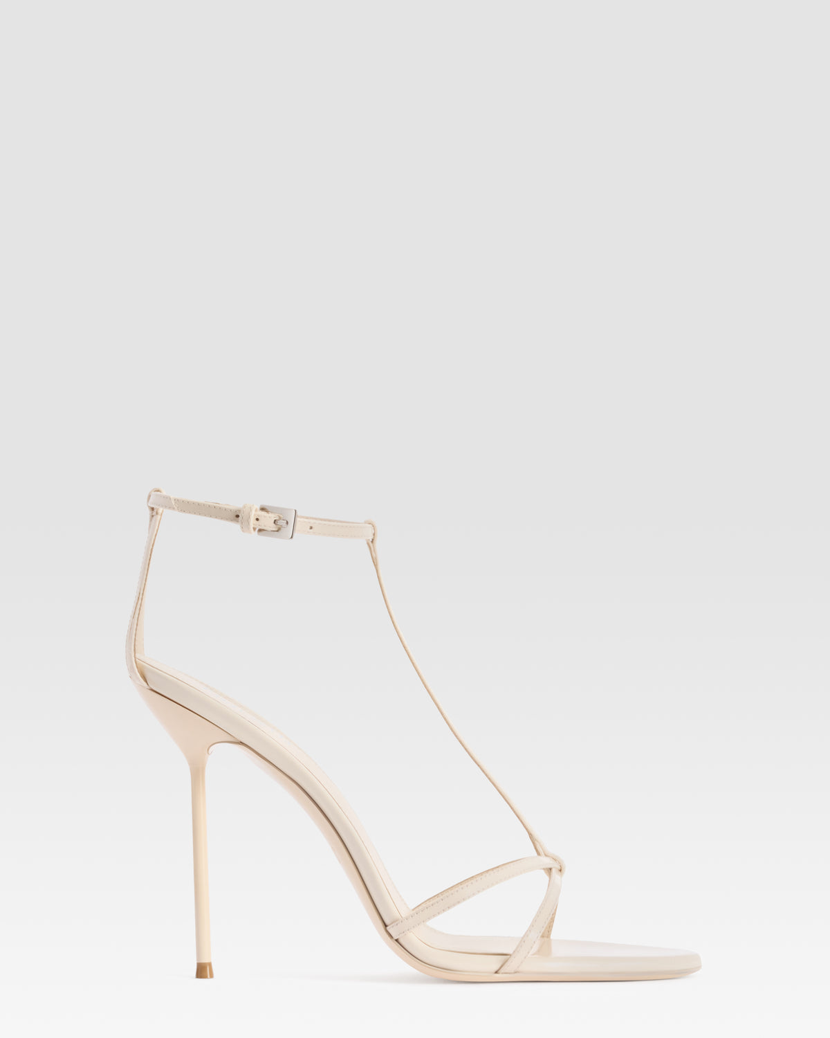 SANDALIA T-STRAP DE CHAROL