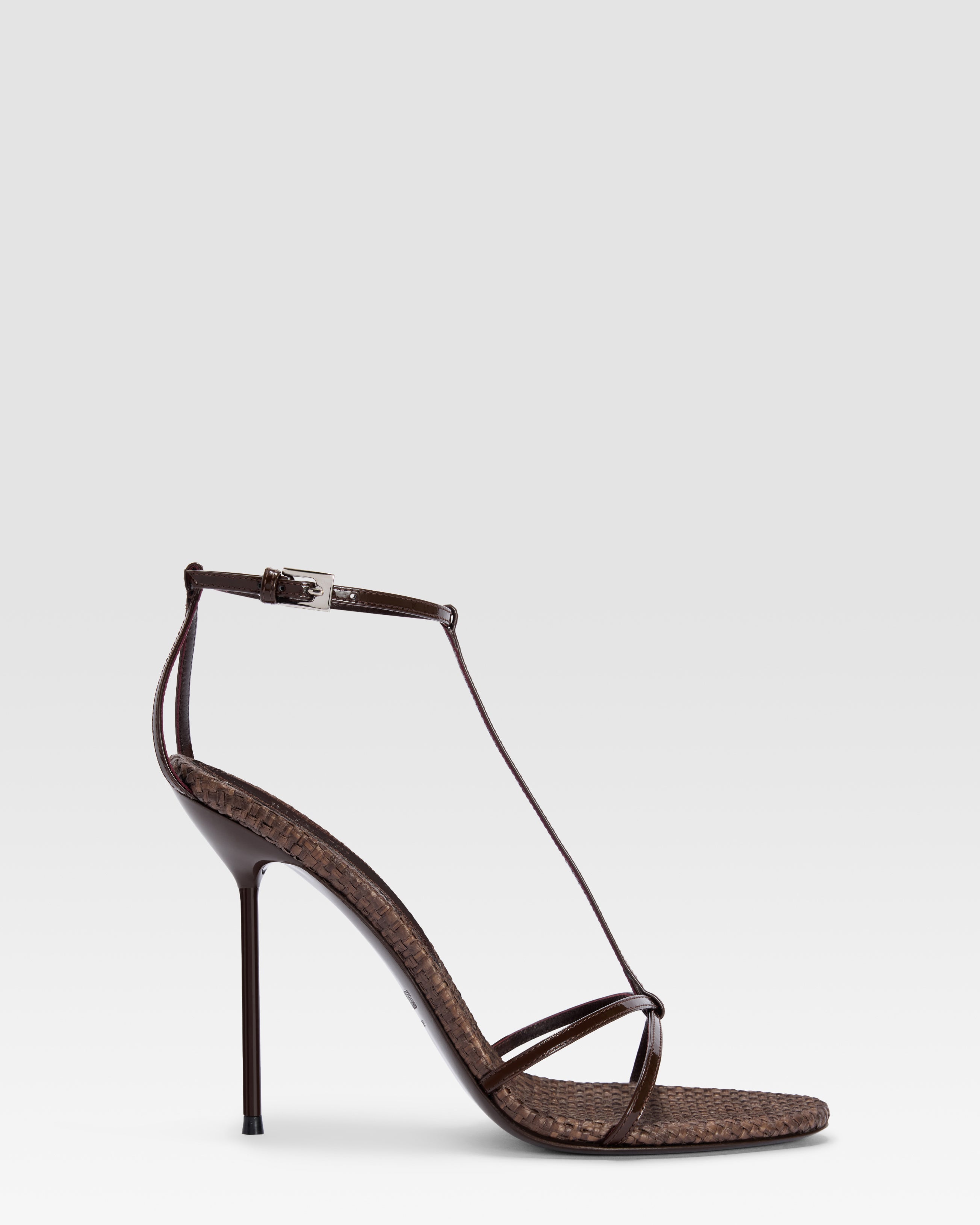 SANDALIA T-STRAP EN CHAROL Y RAFIA