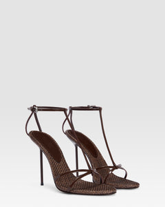 SANDALIA T-STRAP EN CHAROL Y RAFIA