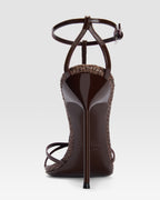 SANDALIA T-STRAP EN CHAROL Y RAFIA