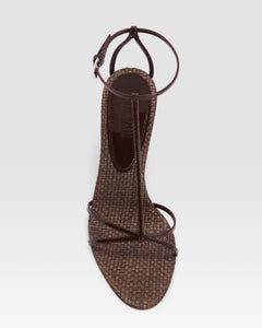 SANDALIA T-STRAP EN CHAROL Y RAFIA
