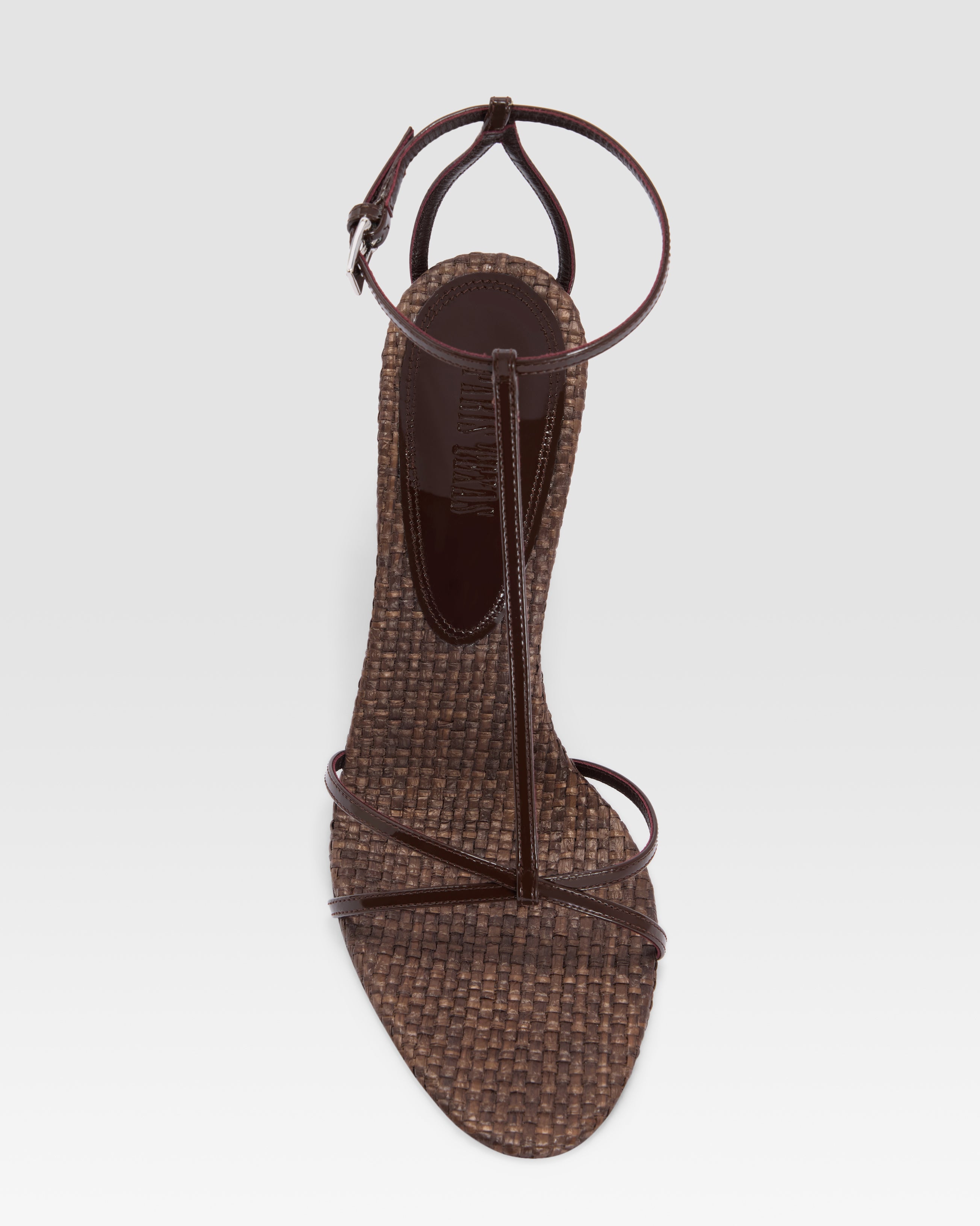 SANDALIA T-STRAP EN CHAROL Y RAFIA
