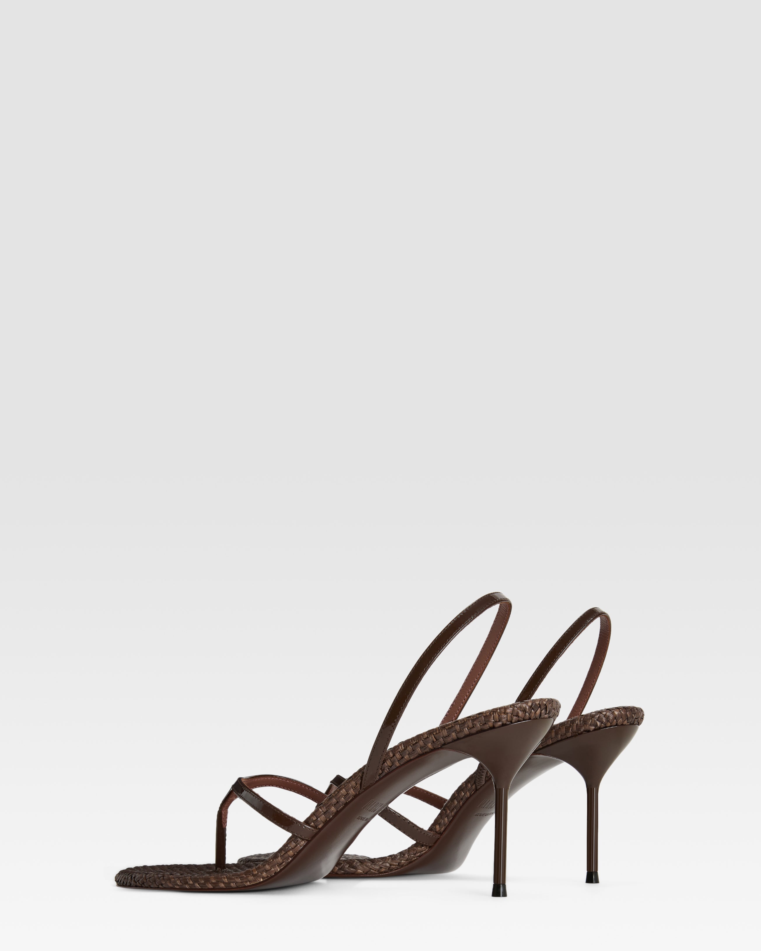 SANDALE AUS LACKLEDER UND RAFFIA