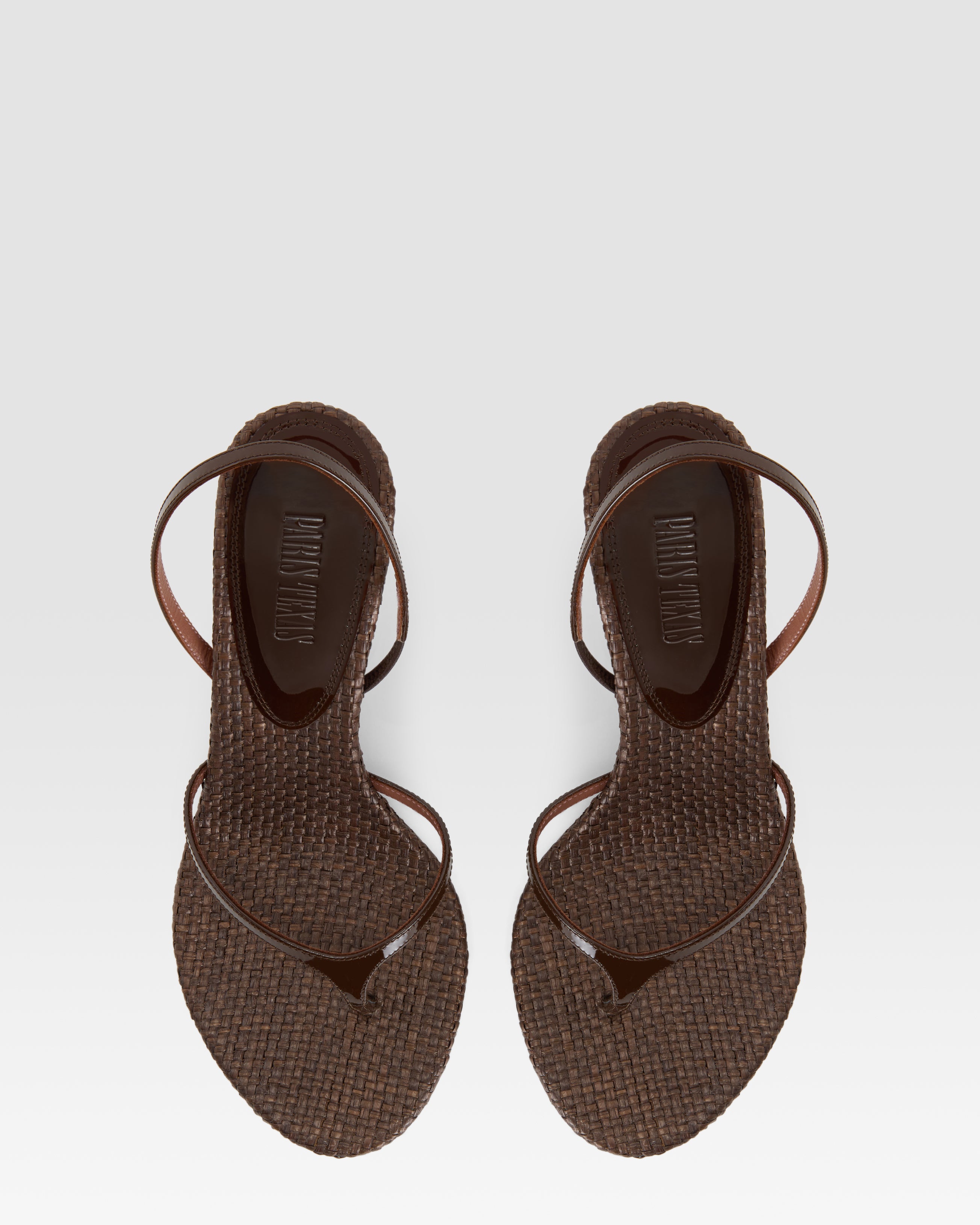 SANDALE AUS LACKLEDER UND RAFFIA