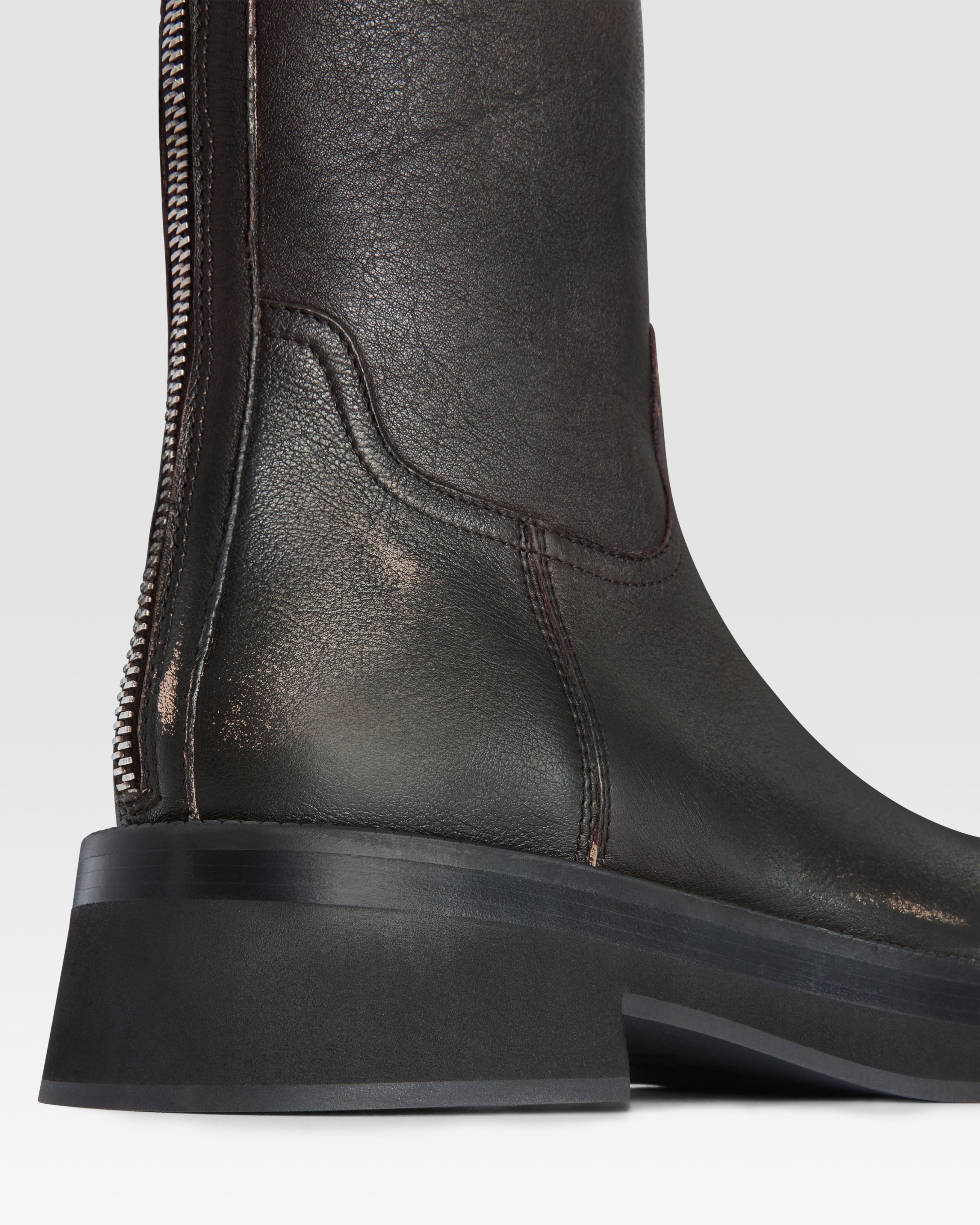 ANKLE BOOT AUS GEBURSTETEM LEDER MIT VINTAGE-EFFEKT