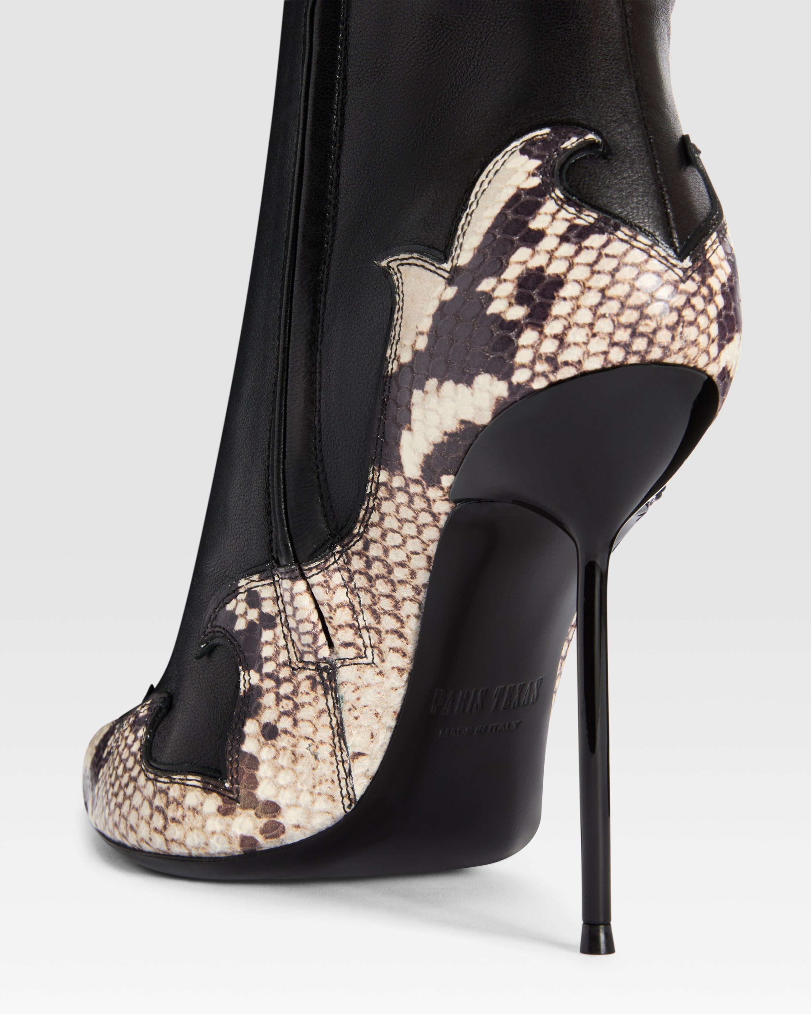 STIVALETTO IN NAPPA CON RICAMO CUT-OUT E INTARSI A CUORE