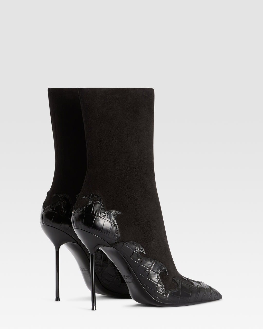 BOTIN DE ANTE CON BORDADO CUT-OUT E INCRUSTACIONES DE CORAZON