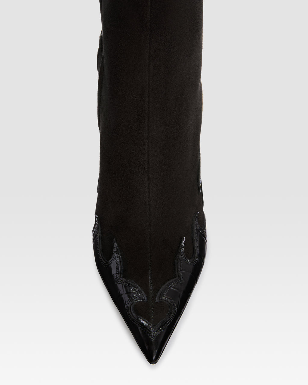 BOTIN DE ANTE CON BORDADO CUT-OUT E INCRUSTACIONES DE CORAZON