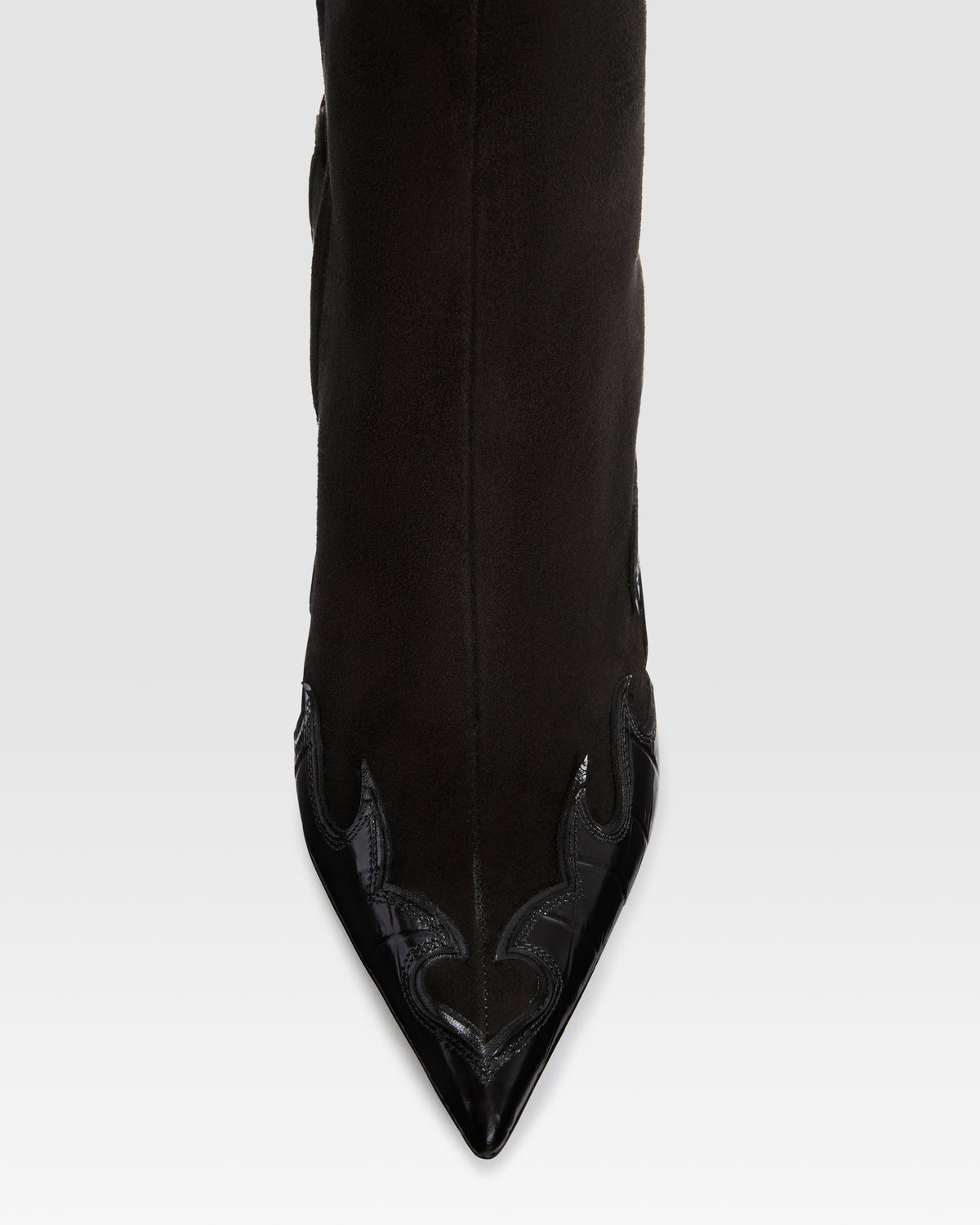 BOTIN DE ANTE CON BORDADO CUT-OUT E INCRUSTACIONES DE CORAZON