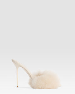 FURRY MULE EN FOURRURE DOUCE ET DETAILS EN CUIR VERNI