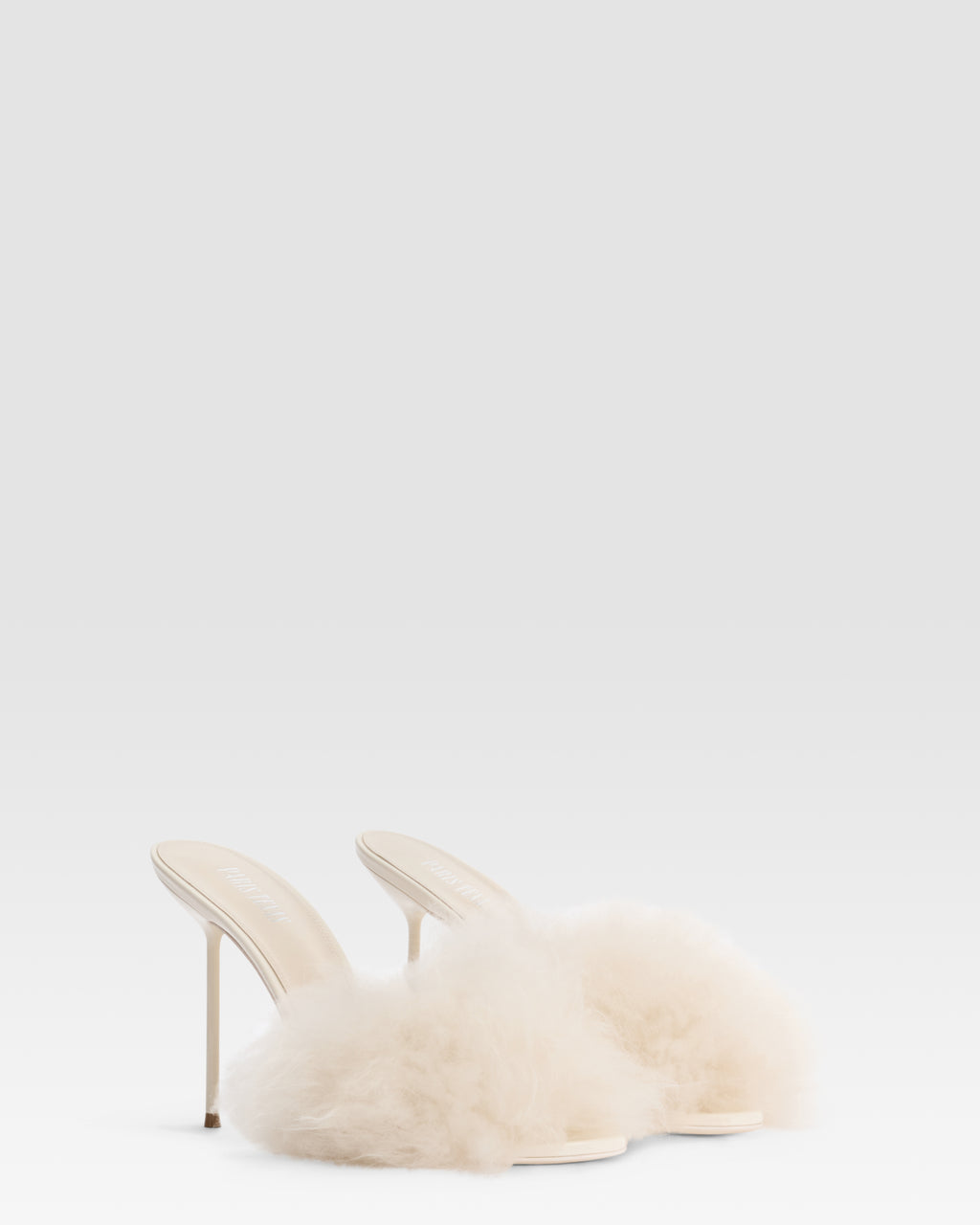 FURRY MULE EN FOURRURE DOUCE ET DETAILS EN CUIR VERNI